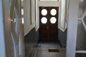 pogled ulaza iznutra zgrade apartmana